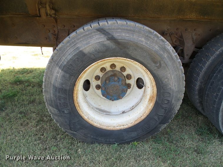 image for item DC5062 1999 Mack vacuum truck