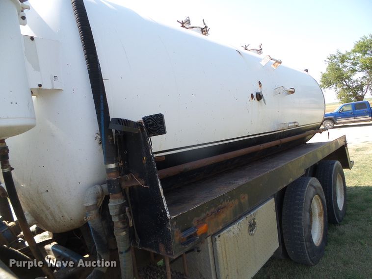 image for item DC5062 1999 Mack vacuum truck