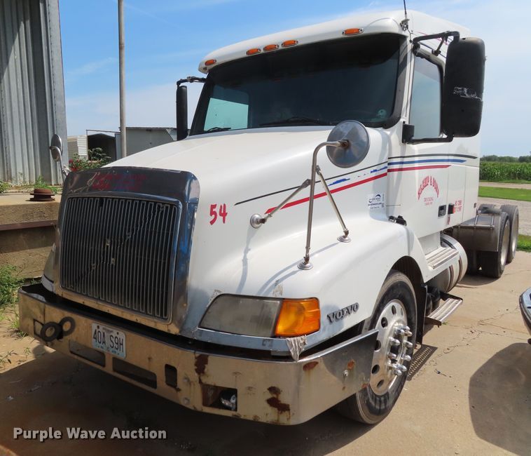 image for item DD6336 2001 Volvo VN semi truck