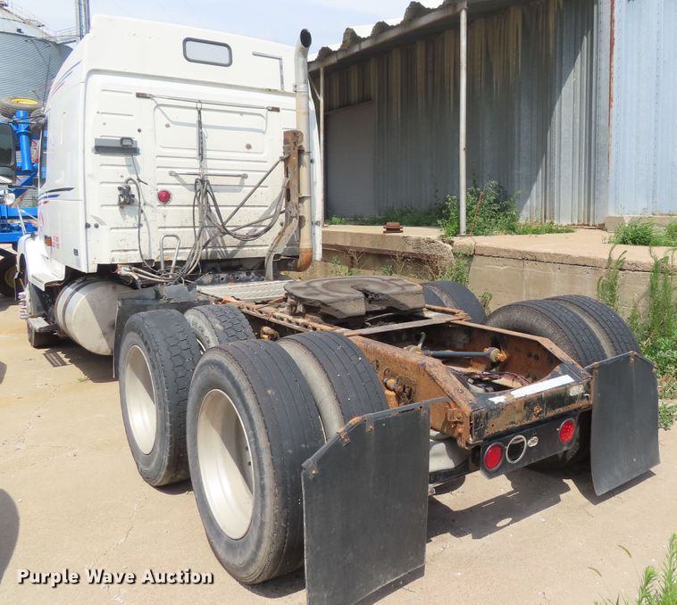 image for item DD6336 2001 Volvo VN semi truck