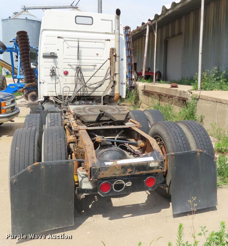 image for item DD6336 2001 Volvo VN semi truck