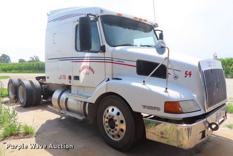 image for item DD6336 2001 Volvo VN semi truck