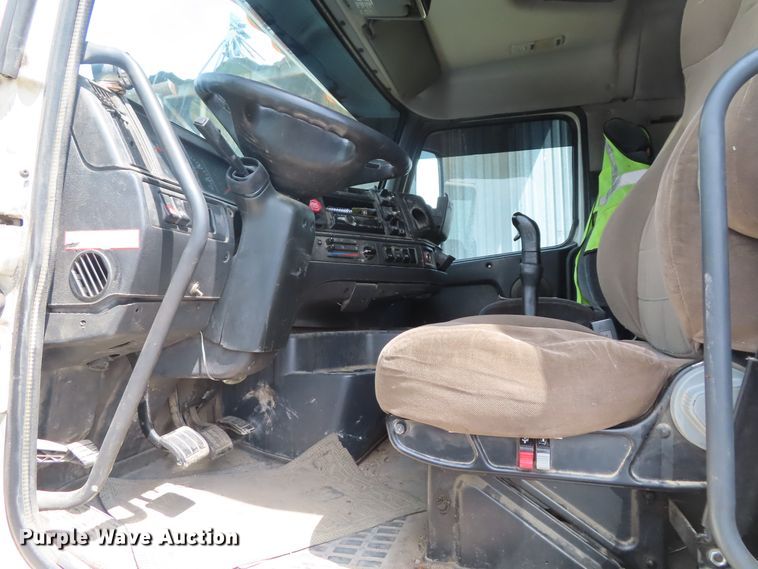 image for item DD6336 2001 Volvo VN semi truck