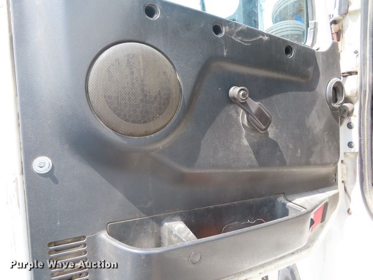 image for item DD6336 2001 Volvo VN semi truck