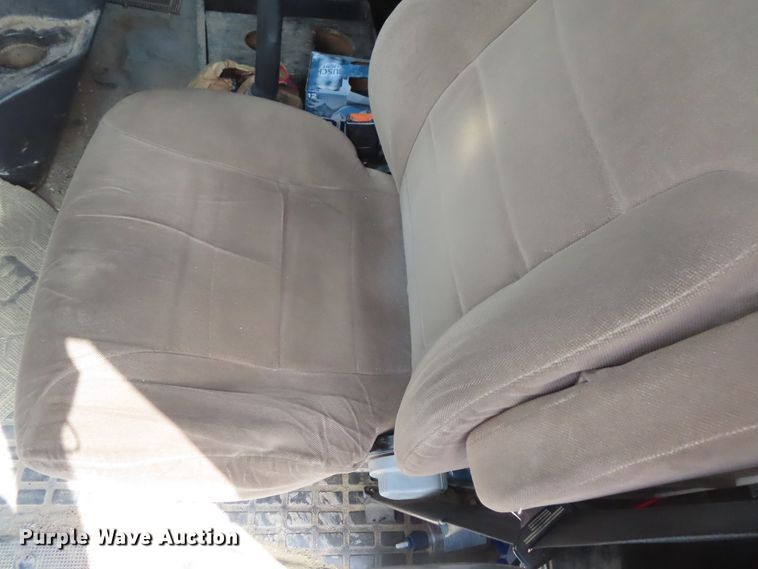 image for item DD6336 2001 Volvo VN semi truck