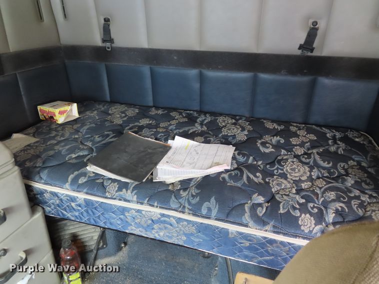 image for item DD6336 2001 Volvo VN semi truck