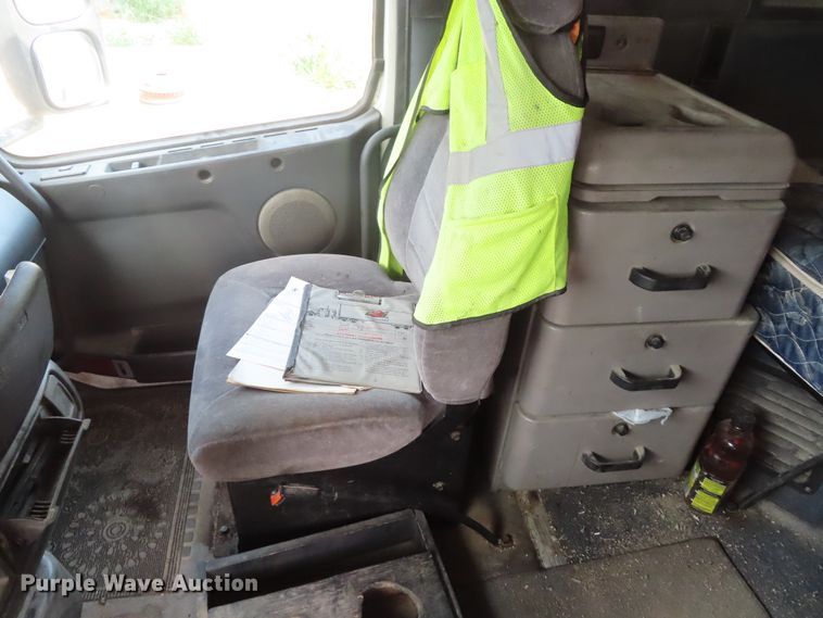 image for item DD6336 2001 Volvo VN semi truck