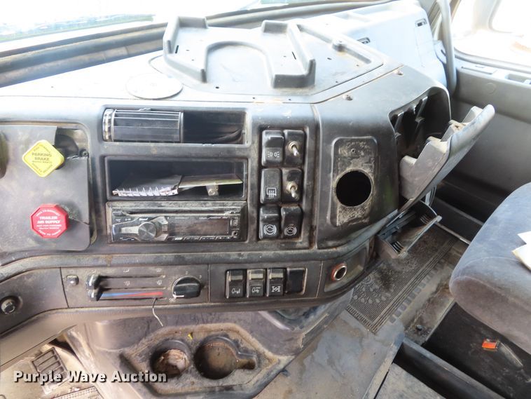 image for item DD6336 2001 Volvo VN semi truck