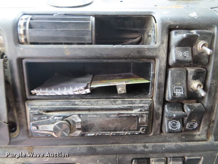 image for item DD6336 2001 Volvo VN semi truck