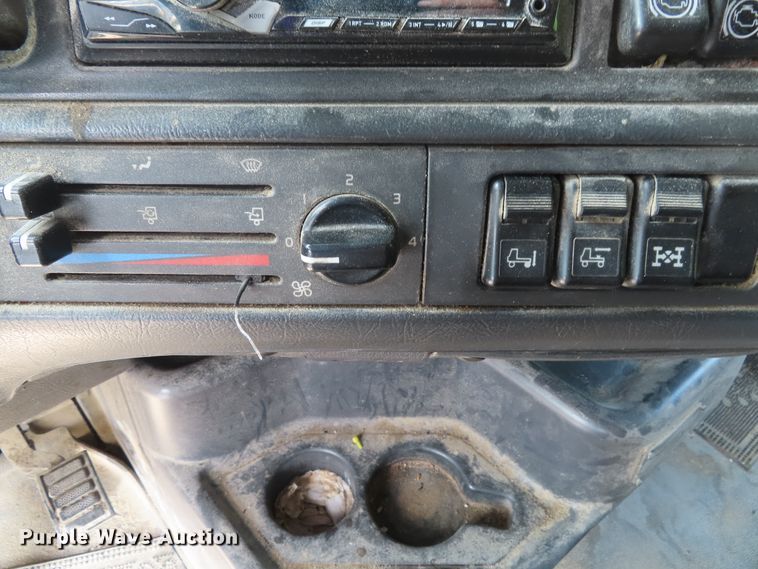 image for item DD6336 2001 Volvo VN semi truck