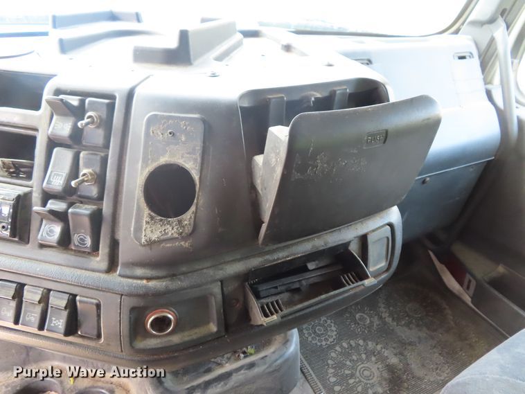 image for item DD6336 2001 Volvo VN semi truck