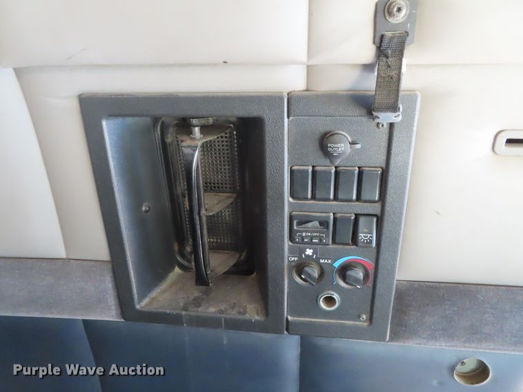 image for item DD6336 2001 Volvo VN semi truck