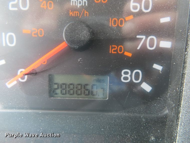 image for item DD6336 2001 Volvo VN semi truck