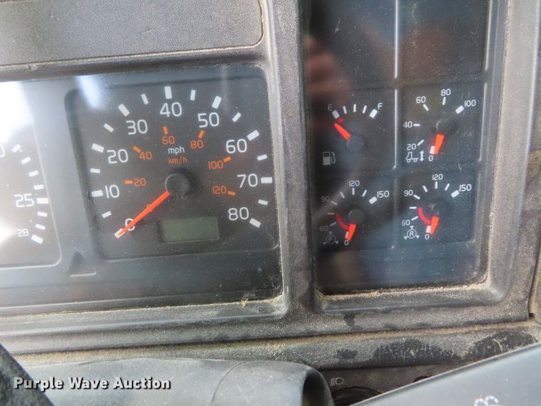 image for item DD6336 2001 Volvo VN semi truck