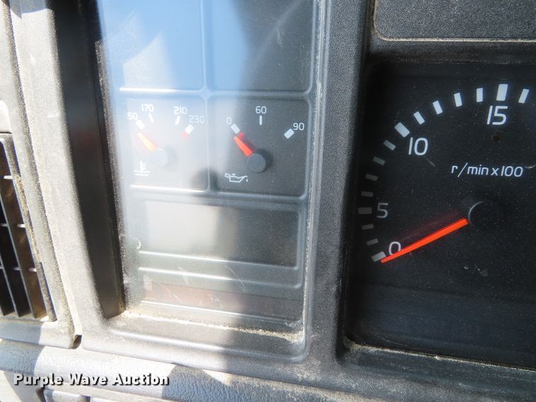 image for item DD6336 2001 Volvo VN semi truck