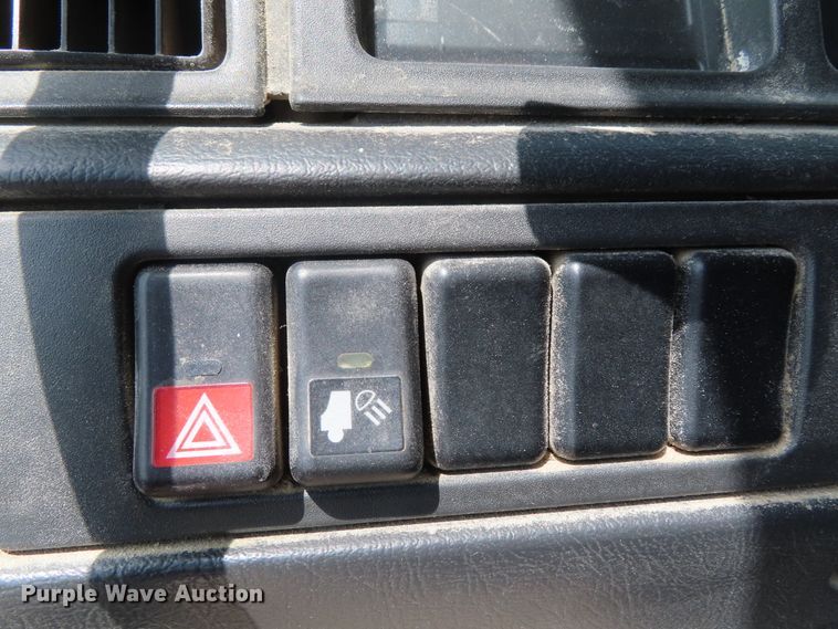 image for item DD6336 2001 Volvo VN semi truck