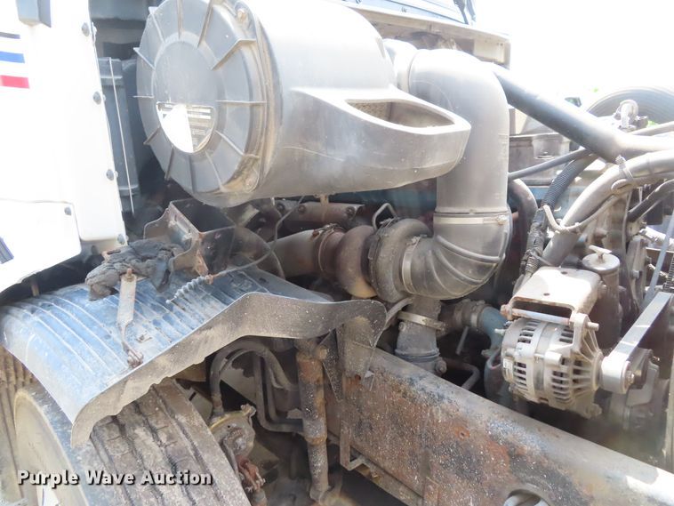 image for item DD6336 2001 Volvo VN semi truck