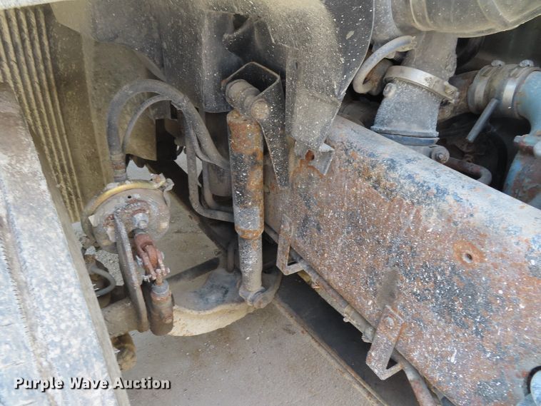 image for item DD6336 2001 Volvo VN semi truck