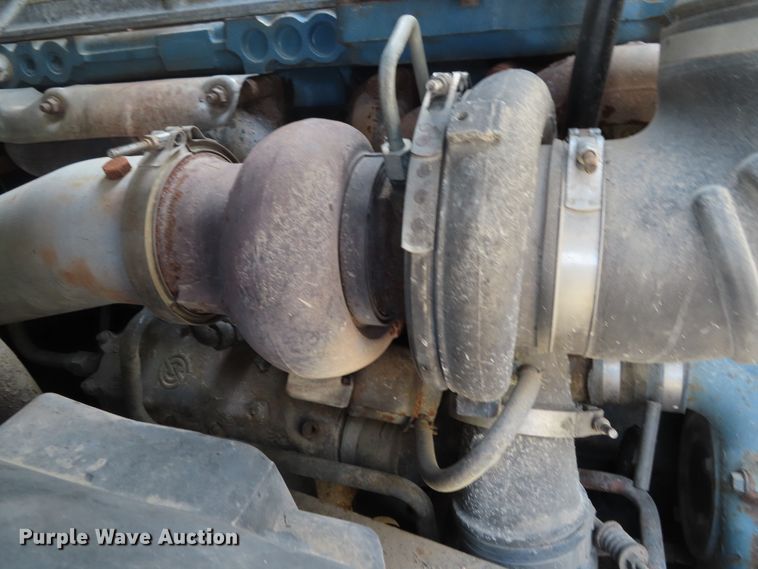 image for item DD6336 2001 Volvo VN semi truck