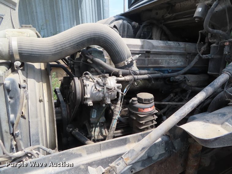 image for item DD6336 2001 Volvo VN semi truck