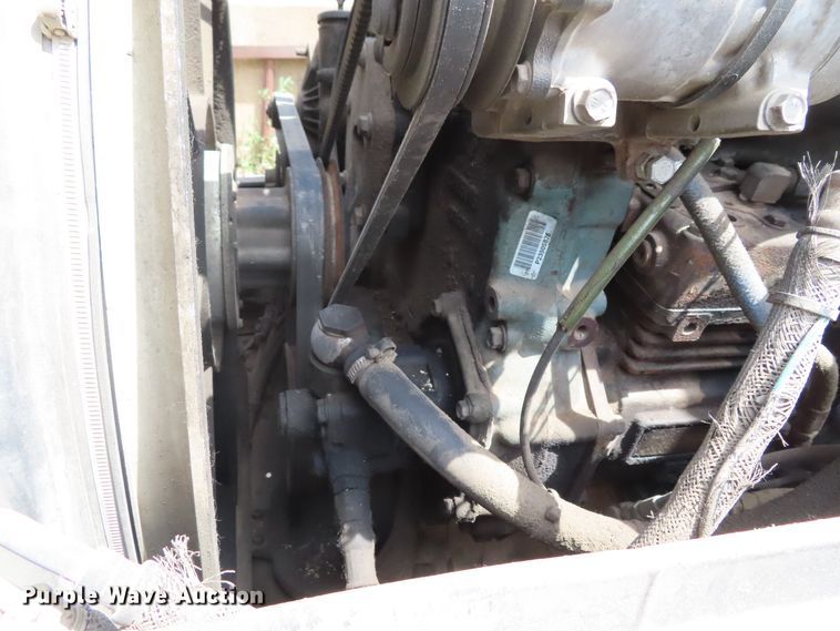 image for item DD6336 2001 Volvo VN semi truck