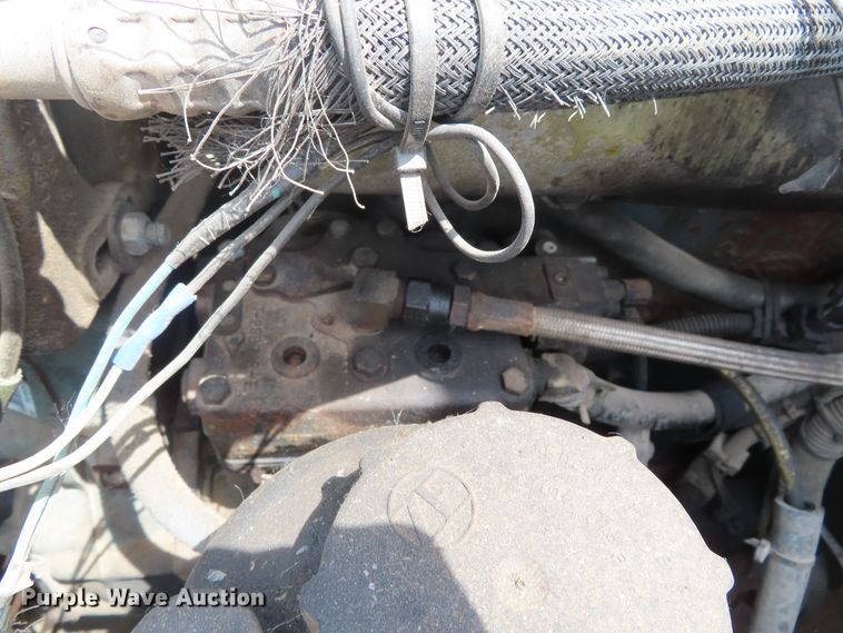 image for item DD6336 2001 Volvo VN semi truck