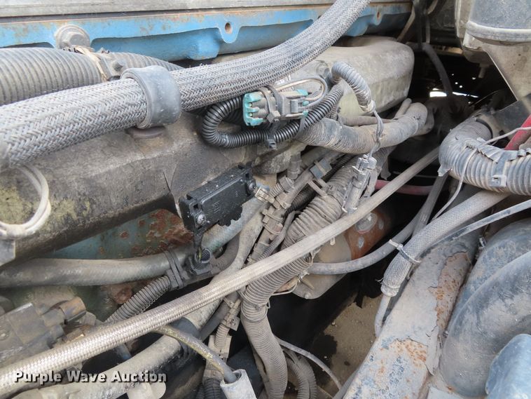 image for item DD6336 2001 Volvo VN semi truck