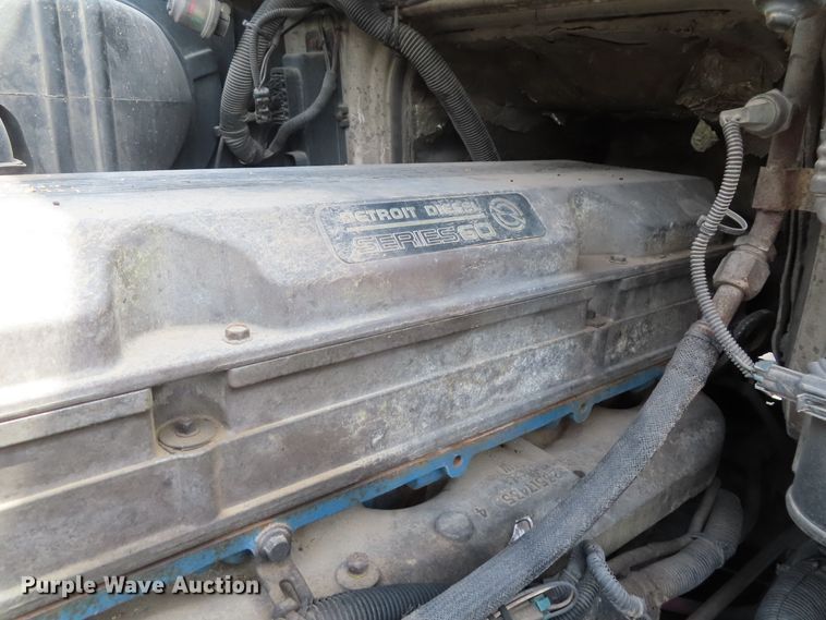 image for item DD6336 2001 Volvo VN semi truck