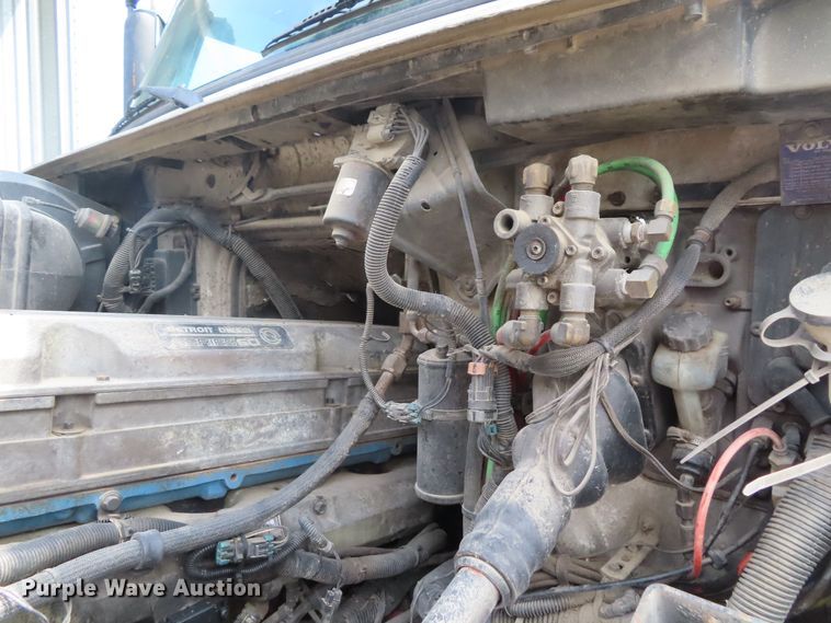 image for item DD6336 2001 Volvo VN semi truck