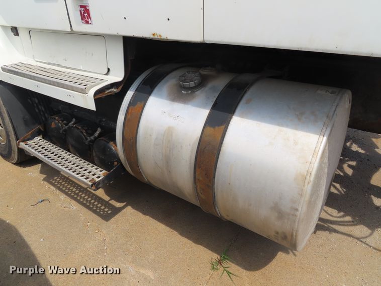 image for item DD6336 2001 Volvo VN semi truck