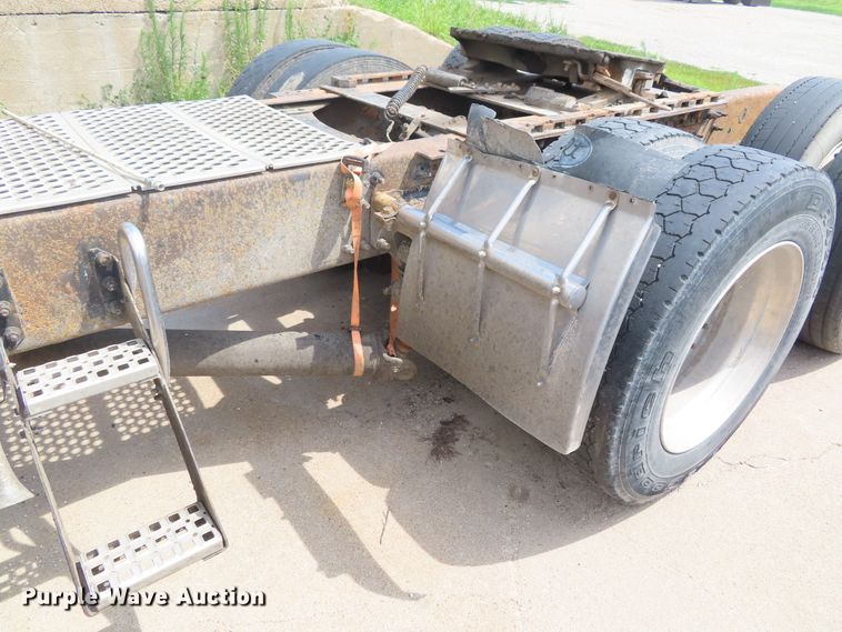 image for item DD6336 2001 Volvo VN semi truck