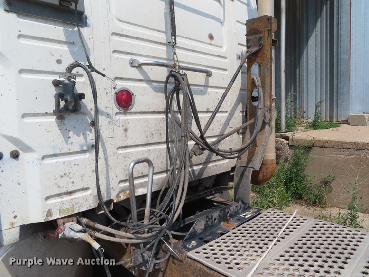 image for item DD6336 2001 Volvo VN semi truck