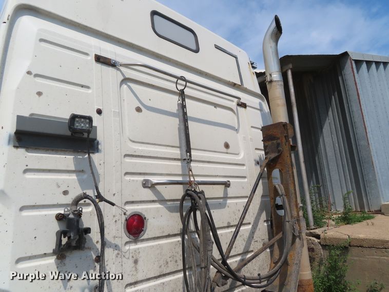 image for item DD6336 2001 Volvo VN semi truck