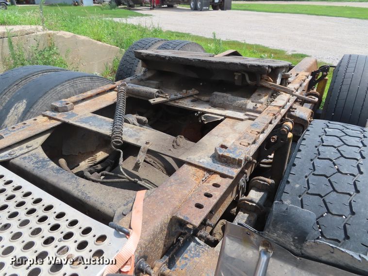 image for item DD6336 2001 Volvo VN semi truck