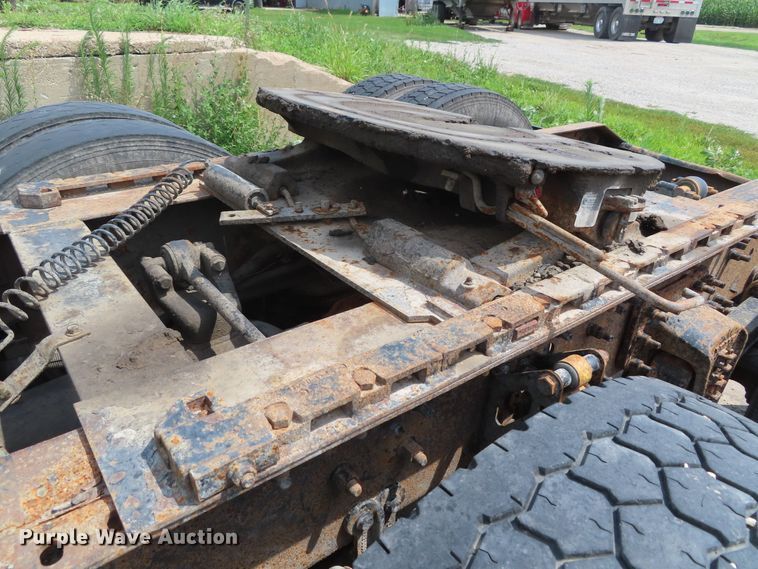 image for item DD6336 2001 Volvo VN semi truck