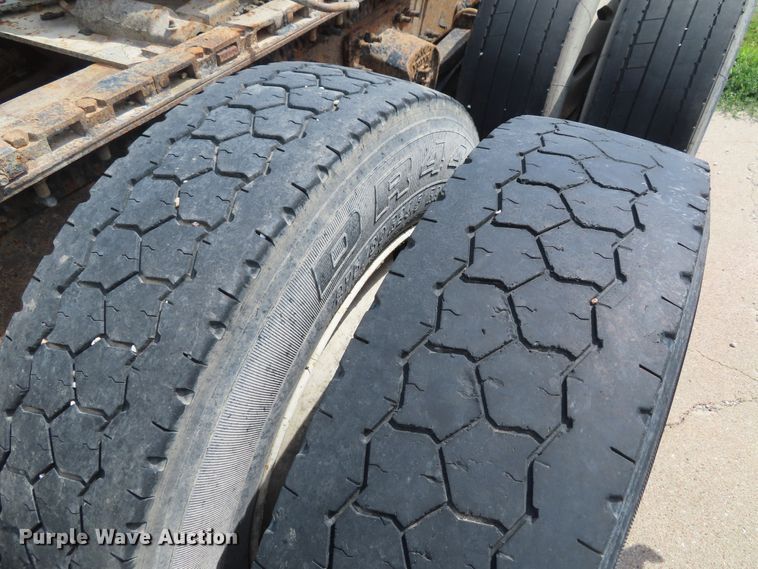 image for item DD6336 2001 Volvo VN semi truck