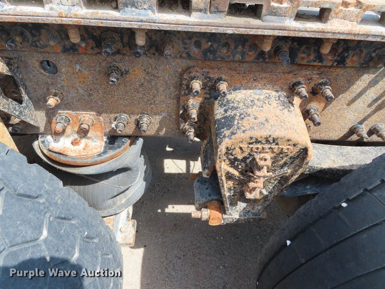 image for item DD6336 2001 Volvo VN semi truck