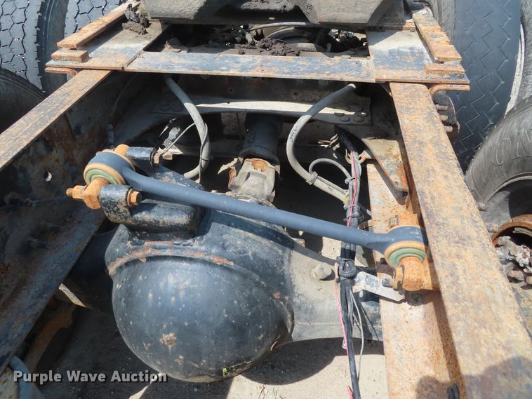 image for item DD6336 2001 Volvo VN semi truck