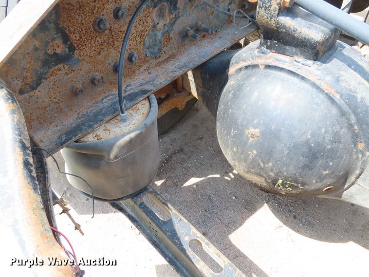 image for item DD6336 2001 Volvo VN semi truck