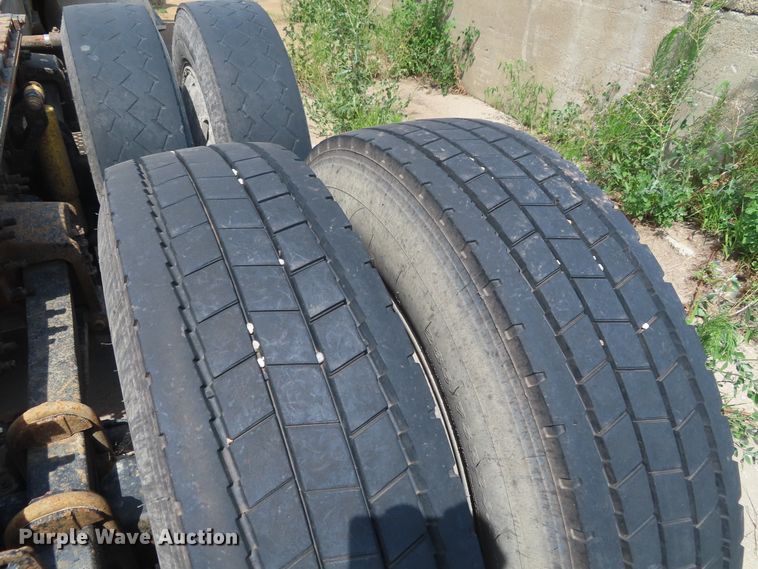 image for item DD6336 2001 Volvo VN semi truck