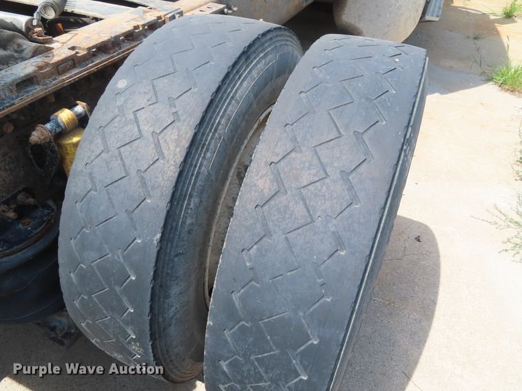 image for item DD6336 2001 Volvo VN semi truck