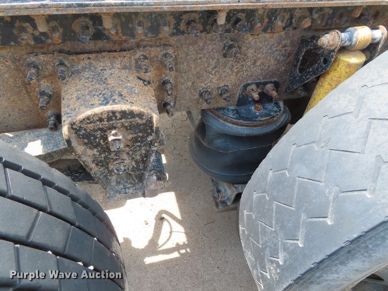 image for item DD6336 2001 Volvo VN semi truck