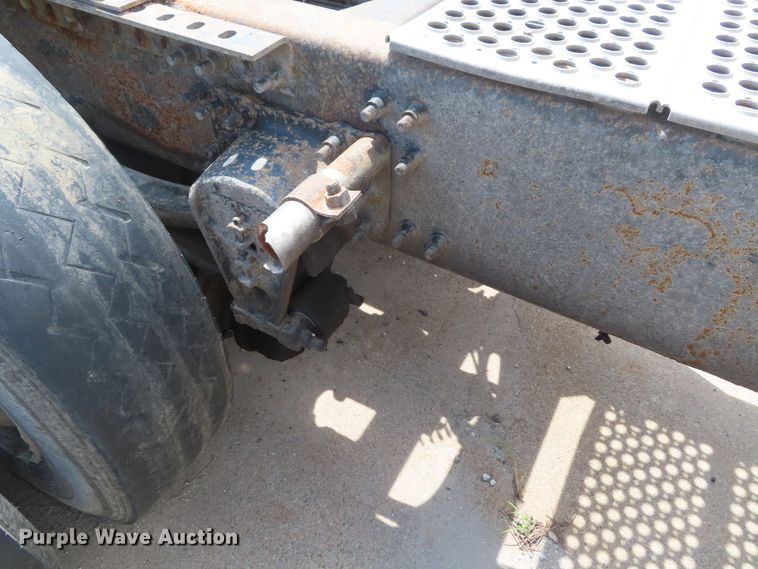 image for item DD6336 2001 Volvo VN semi truck