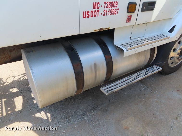 image for item DD6336 2001 Volvo VN semi truck