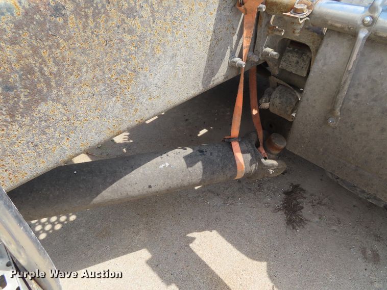 image for item DD6336 2001 Volvo VN semi truck