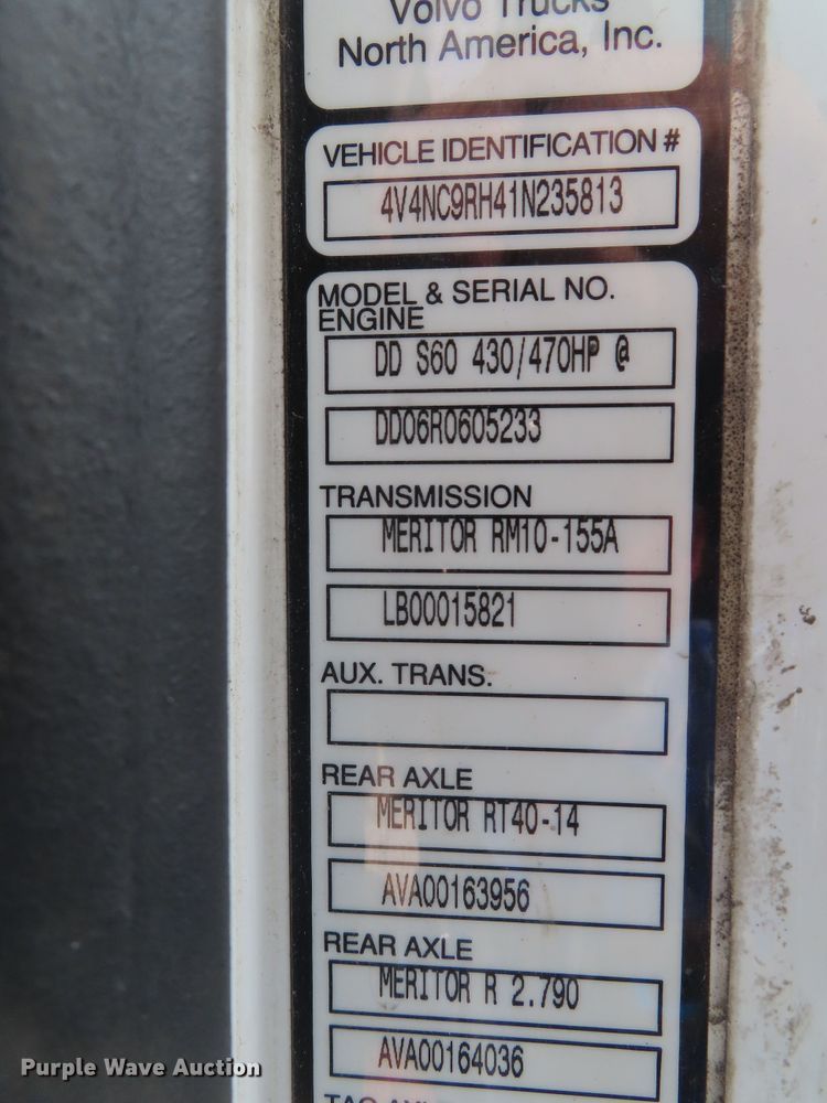 image for item DD6336 2001 Volvo VN semi truck