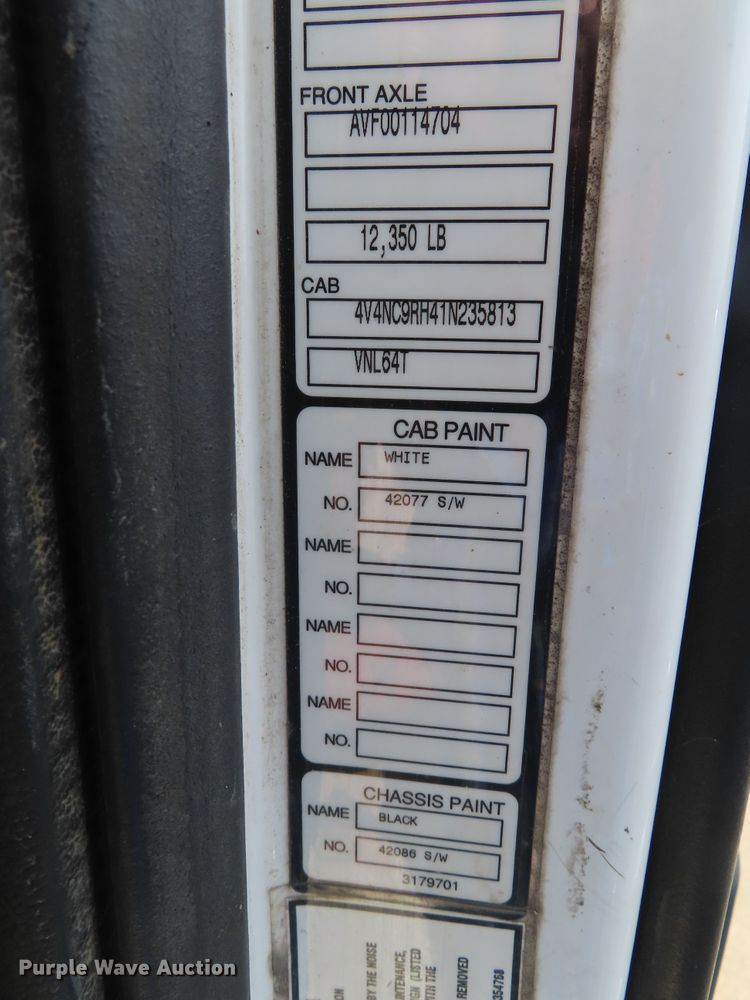 image for item DD6336 2001 Volvo VN semi truck