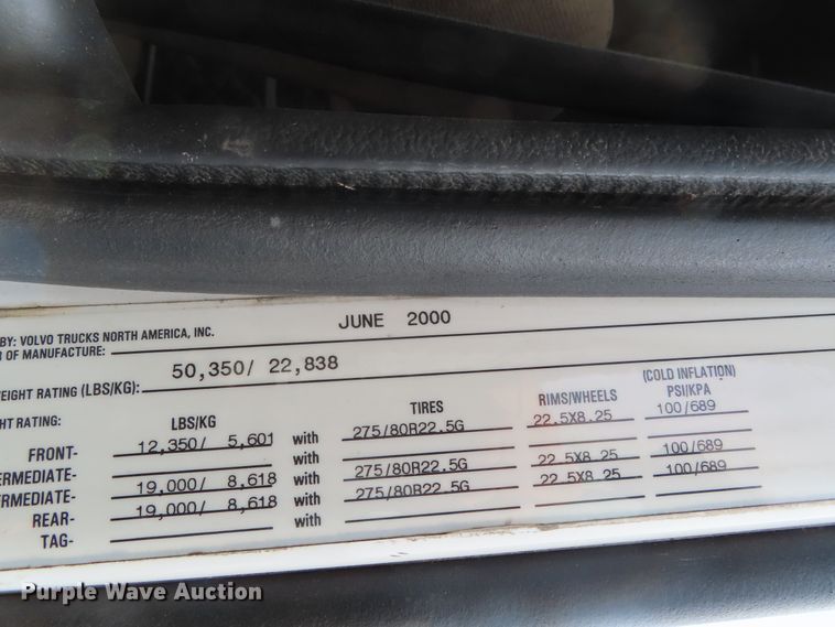 image for item DD6336 2001 Volvo VN semi truck