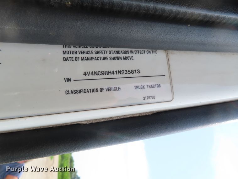 image for item DD6336 2001 Volvo VN semi truck