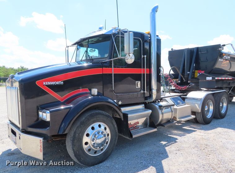 image for item DD6370 2001 Kenworth T800 semi truck